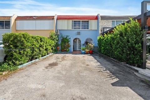 Adosado en venta en Hialeah, Florida, 2 dormitorios, 134.89 m2 № 1945387 - foto 1