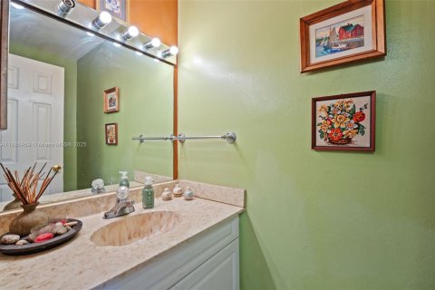 Adosado en venta en Hialeah, Florida, 2 dormitorios, 134.89 m2 № 1945387 - foto 18