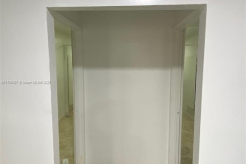 Купить коммерческую недвижимость в Майами, Флорида № 1705243 - фото 6