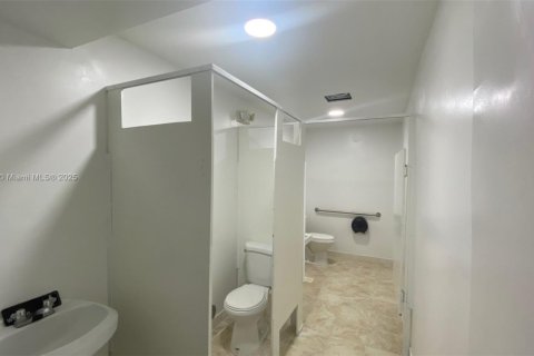 Купить коммерческую недвижимость в Майами, Флорида № 1705243 - фото 4