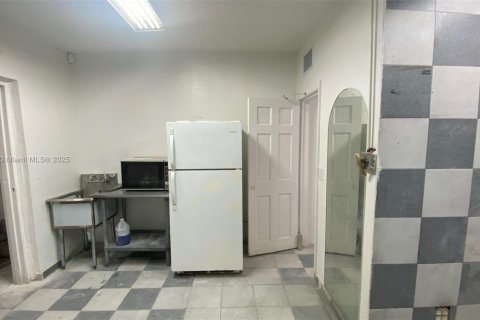 Купить коммерческую недвижимость в Майами, Флорида № 1705243 - фото 13
