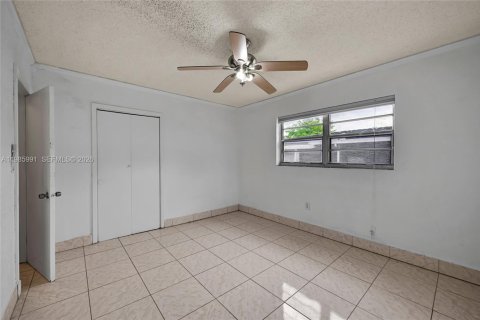 Casa en venta en Hialeah, Florida, 4 dormitorios, 152.17 m2 № 2044925 - foto 12