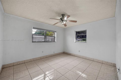 Casa en venta en Hialeah, Florida, 4 dormitorios, 152.17 m2 № 2044925 - foto 11