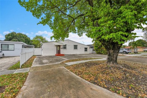 Casa en venta en Hialeah, Florida, 4 dormitorios, 152.17 m2 № 2044925 - foto 4