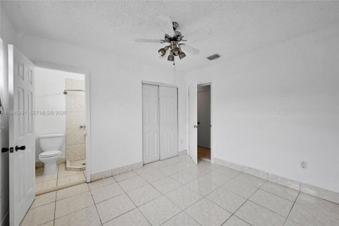 Casa en venta en Hialeah, Florida, 4 dormitorios, 152.17 m2 № 2044925 - foto 15
