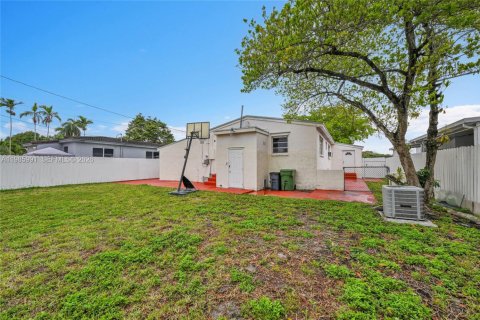 Casa en venta en Hialeah, Florida, 4 dormitorios, 152.17 m2 № 2044925 - foto 21