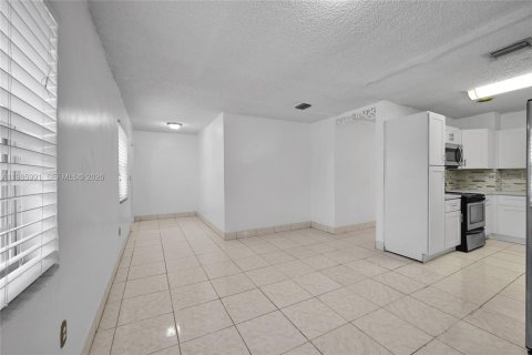 Casa en venta en Hialeah, Florida, 4 dormitorios, 152.17 m2 № 2044925 - foto 8
