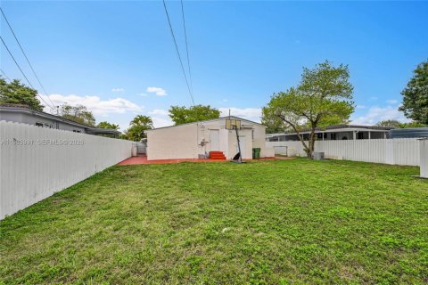 Casa en venta en Hialeah, Florida, 4 dormitorios, 152.17 m2 № 2044925 - foto 19