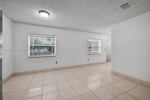 Casa en venta en Hialeah, Florida, 4 dormitorios, 152.17 m2 № 2044925 - foto 7