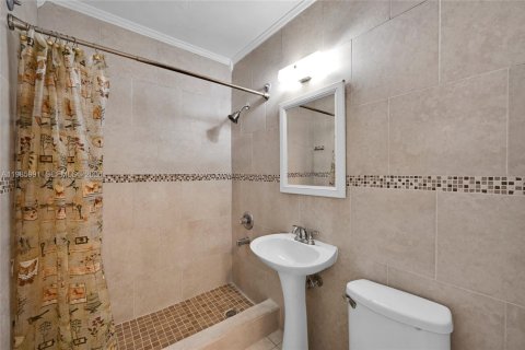 Casa en venta en Hialeah, Florida, 4 dormitorios, 152.17 m2 № 2044925 - foto 14