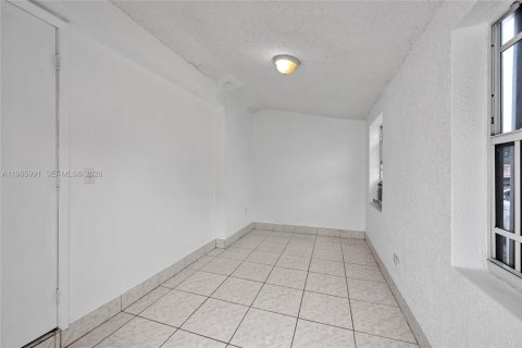 Casa en venta en Hialeah, Florida, 4 dormitorios, 152.17 m2 № 2044925 - foto 16