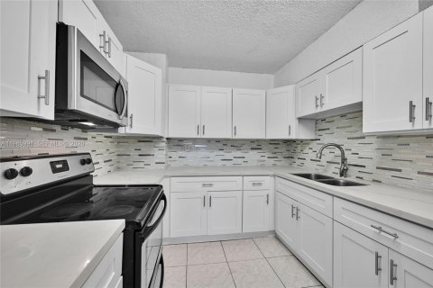 Casa en venta en Hialeah, Florida, 4 dormitorios, 152.17 m2 № 2044925 - foto 10