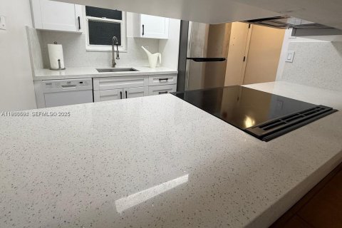 Condominio en alquiler en Miami, Florida, 2 dormitorios, 72 m2 № 1991326 - foto 3