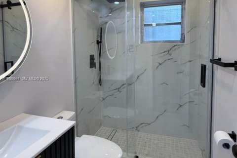 Condominio en alquiler en Miami, Florida, 2 dormitorios, 72 m2 № 1991326 - foto 1