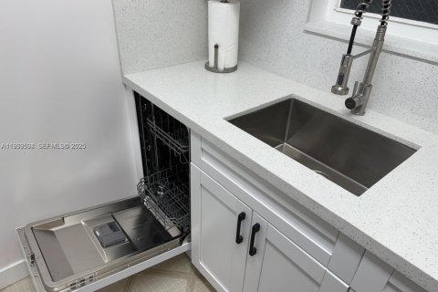 Condominio en alquiler en Miami, Florida, 2 dormitorios, 72 m2 № 1991326 - foto 4