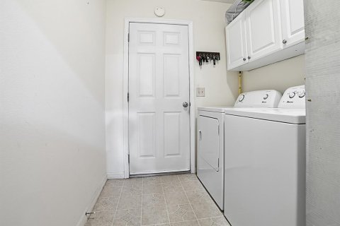 House in The Villages, Florida 3 bedrooms, 141.86 sq.m. № 2419975 - photo 7