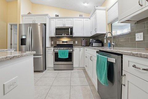 House in The Villages, Florida 3 bedrooms, 141.86 sq.m. № 2419975 - photo 9