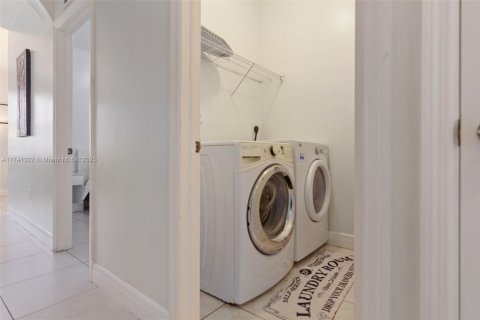 House in Miami, Florida 4 bedrooms, 166.95 sq.m. № 1859717 - photo 29