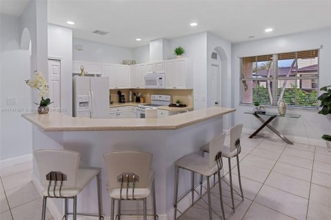 House in Miami, Florida 4 bedrooms, 166.95 sq.m. № 1859717 - photo 8