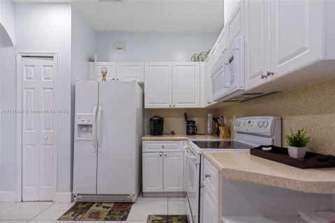 House in Miami, Florida 4 bedrooms, 166.95 sq.m. № 1859717 - photo 10