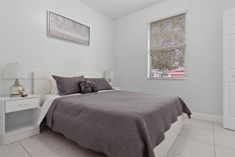 House in Miami, Florida 4 bedrooms, 166.95 sq.m. № 1859717 - photo 22