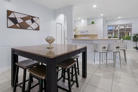 House in Miami, Florida 4 bedrooms, 166.95 sq.m. № 1859717 - photo 6