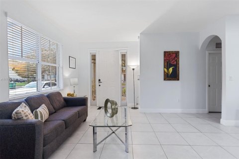 House in Miami, Florida 4 bedrooms, 166.95 sq.m. № 1859717 - photo 3