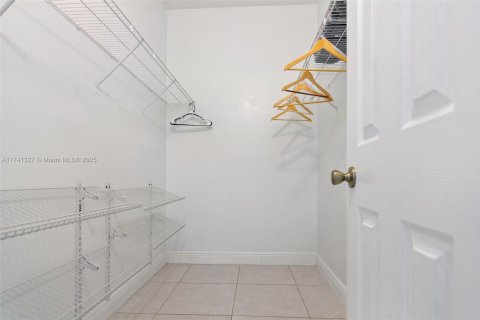 House in Miami, Florida 4 bedrooms, 166.95 sq.m. № 1859717 - photo 20