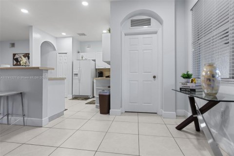 House in Miami, Florida 4 bedrooms, 166.95 sq.m. № 1859717 - photo 15
