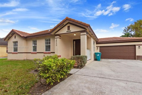 House in Miami, Florida 4 bedrooms, 166.95 sq.m. № 1859717 - photo 1