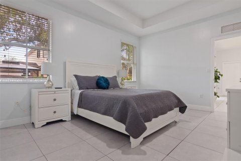 House in Miami, Florida 4 bedrooms, 166.95 sq.m. № 1859717 - photo 17
