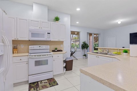 House in Miami, Florida 4 bedrooms, 166.95 sq.m. № 1859717 - photo 9