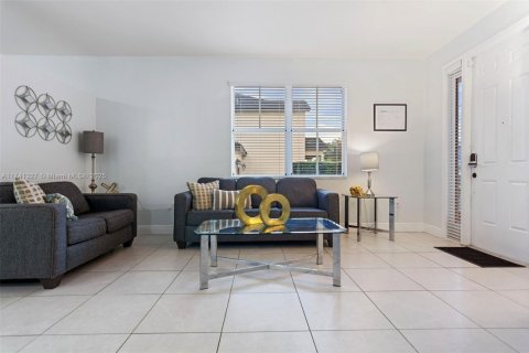 House in Miami, Florida 4 bedrooms, 166.95 sq.m. № 1859717 - photo 4