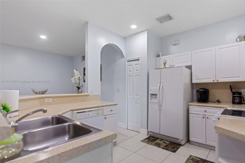 House in Miami, Florida 4 bedrooms, 166.95 sq.m. № 1859717 - photo 11