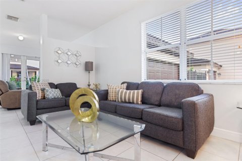 House in Miami, Florida 4 bedrooms, 166.95 sq.m. № 1859717 - photo 5