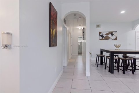 House in Miami, Florida 4 bedrooms, 166.95 sq.m. № 1859717 - photo 21