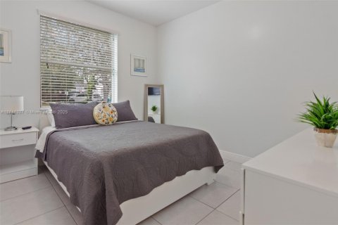 House in Miami, Florida 4 bedrooms, 166.95 sq.m. № 1859717 - photo 24