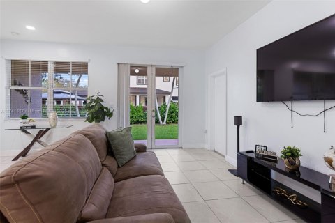 House in Miami, Florida 4 bedrooms, 166.95 sq.m. № 1859717 - photo 14
