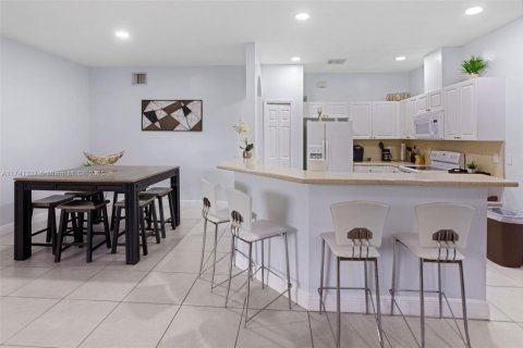 House in Miami, Florida 4 bedrooms, 166.95 sq.m. № 1859717 - photo 7