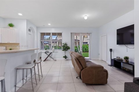 House in Miami, Florida 4 bedrooms, 166.95 sq.m. № 1859717 - photo 12