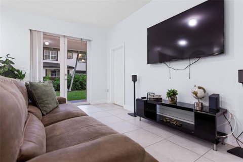 House in Miami, Florida 4 bedrooms, 166.95 sq.m. № 1859717 - photo 13