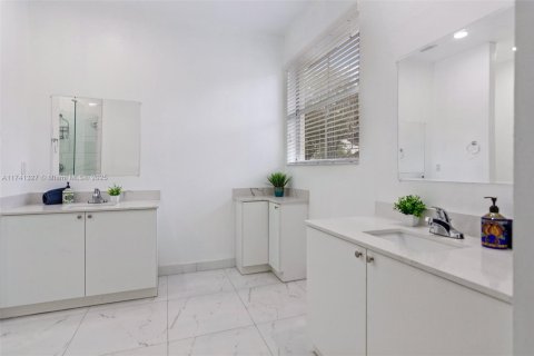House in Miami, Florida 4 bedrooms, 166.95 sq.m. № 1859717 - photo 18
