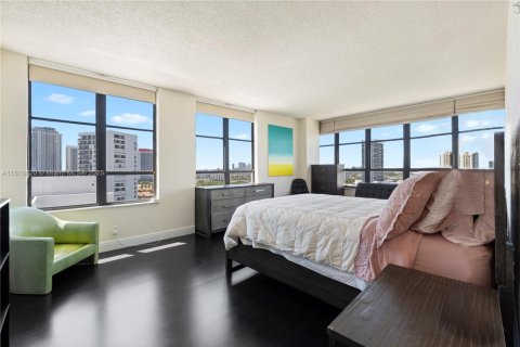 Condominio en venta en Hallandale Beach, Florida, 3 dormitorios, 165.37 m2 № 1753127 - foto 5