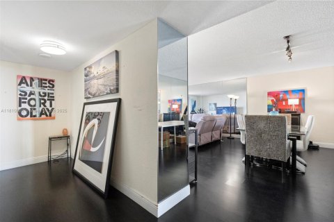 Condominio en venta en Hallandale Beach, Florida, 3 dormitorios, 165.37 m2 № 1753127 - foto 19