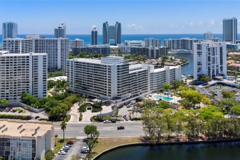 Condominio en venta en Hallandale Beach, Florida, 3 dormitorios, 165.37 m2 № 1753127 - foto 2