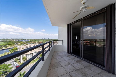 Condominio en venta en Hallandale Beach, Florida, 3 dormitorios, 165.37 m2 № 1753127 - foto 17