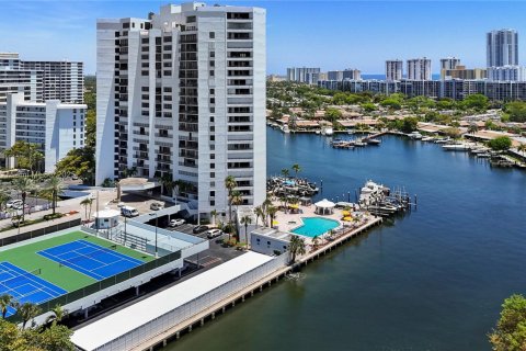 Condominio en venta en Hallandale Beach, Florida, 3 dormitorios, 165.37 m2 № 1753127 - foto 4