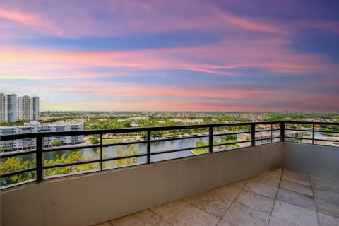 Condominio en venta en Hallandale Beach, Florida, 3 dormitorios, 165.37 m2 № 1753127 - foto 1