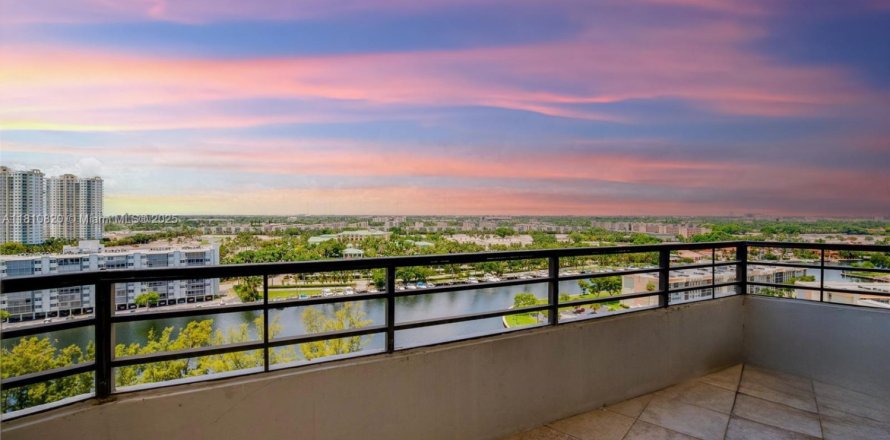 Condominio en Hallandale Beach, Florida, 3 dormitorios  № 1753127
