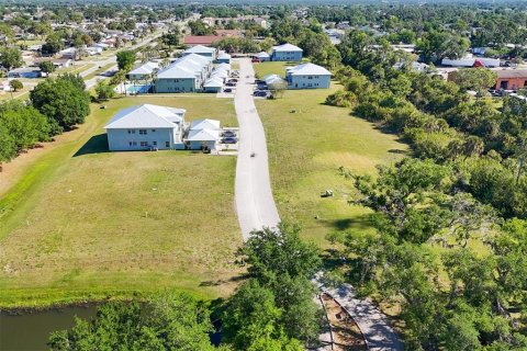 Commercial property in North Port, Florida 84 bedrooms, 3914.9 sq.m. № 1090870 - photo 24